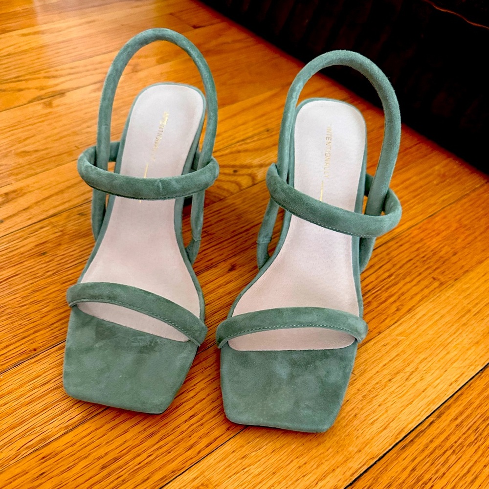 Intentionally blank sage suede kifton heel